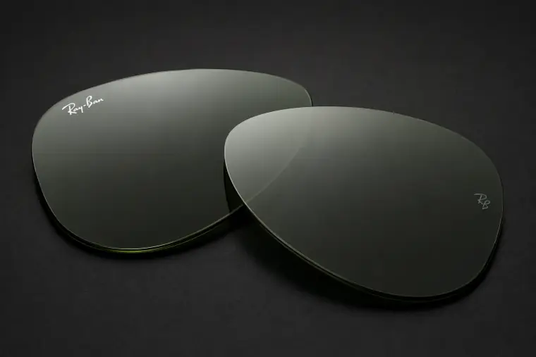 Lentes originais com logótipo Ray-Ban e gravação RB