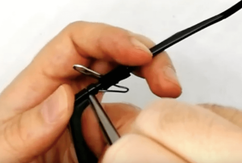 Como trocar as hastes Ray-Ban 7017 – passo 4